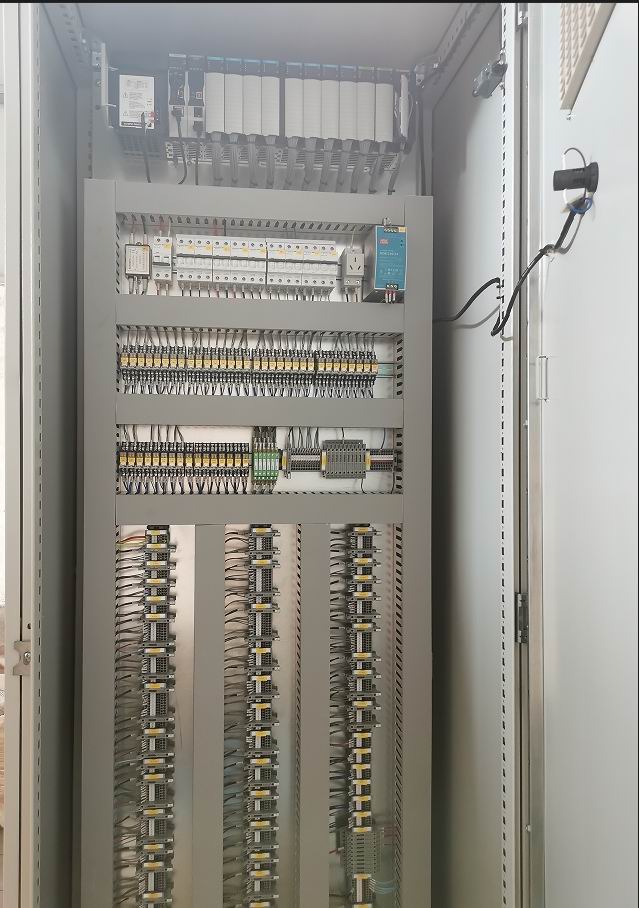 PLC控制柜.jpg